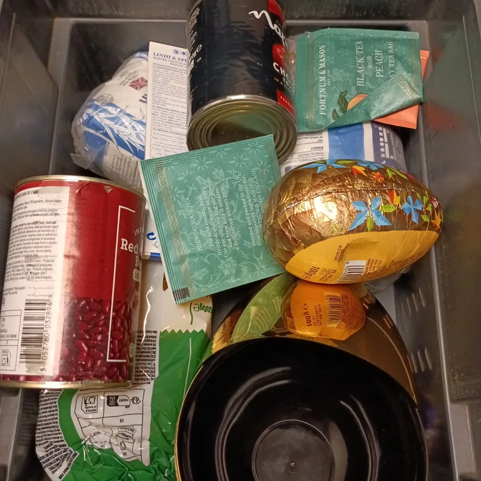APPROXIMATELY 10 ASSORTED FOOD/DRINK PRODUCTS TO INCLUDE LINDT CHOCOLATE, LASAGNE SHEETS, BLACK TEA ETC 