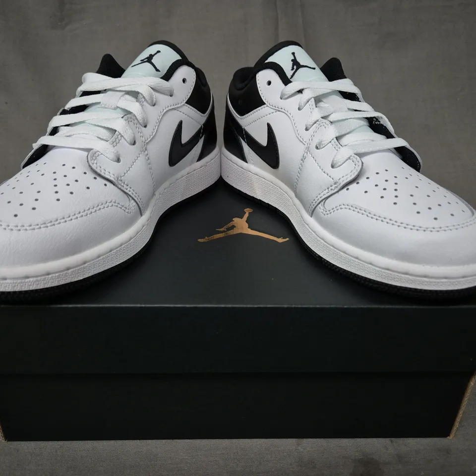 BOXED PAIR OF NIKE AIR JORDAN 1 LOW SHOES IN WHITE/BLACK UK SIZE 4.5