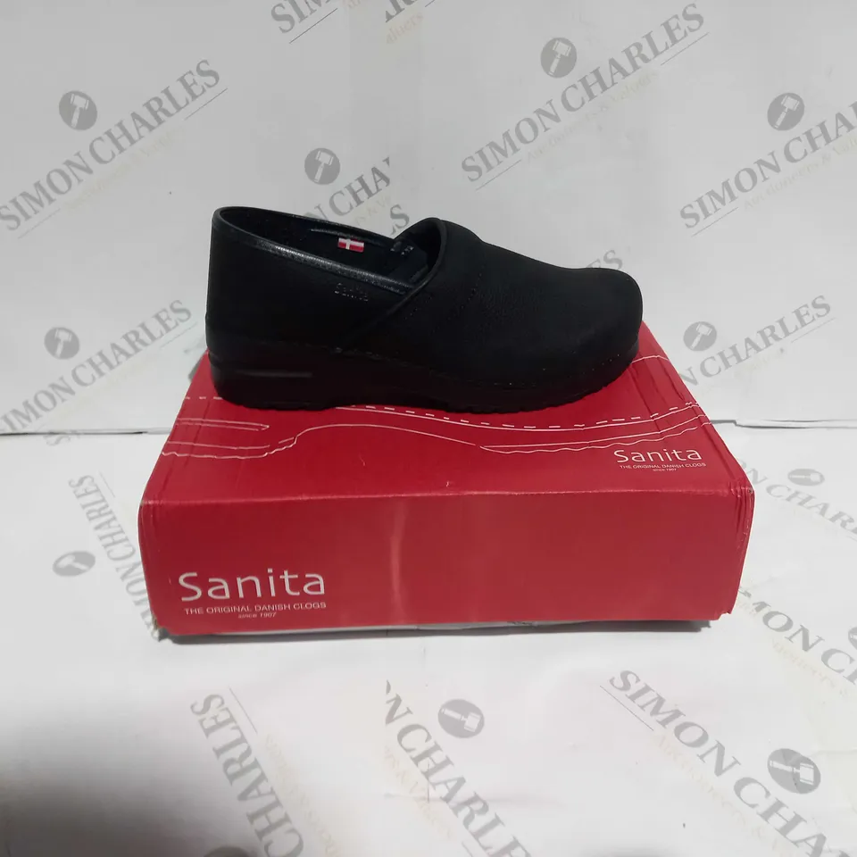 BOXED PAIR OF SANITA DANISH CLOG OIL LEATHER EU SIZE 41
