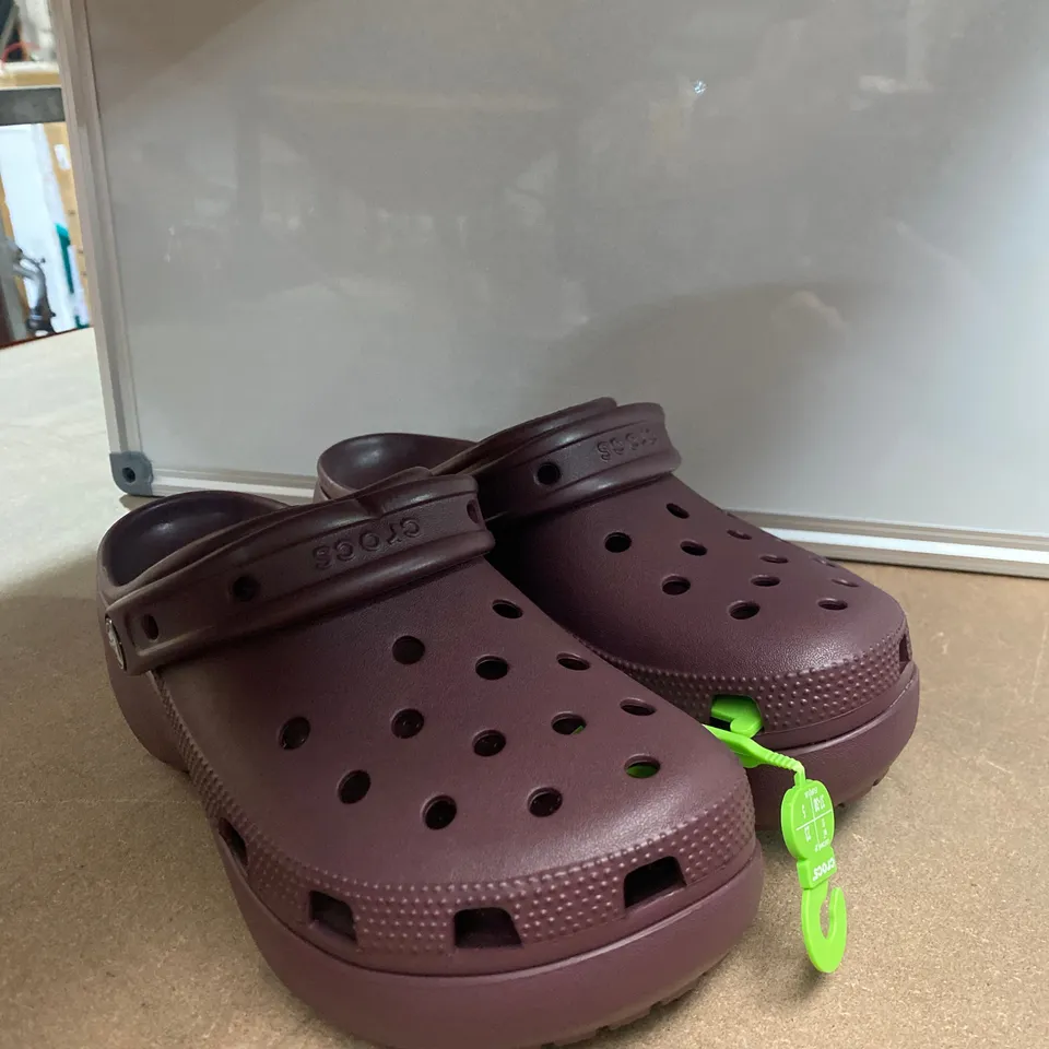 PAIR OF CROCS SIZE W7