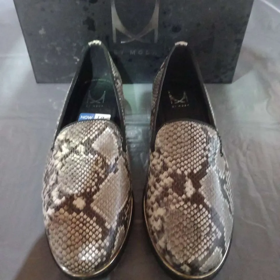 BOXED BY MODA EADLOW GREY FABRIC FLATS SIZE 3