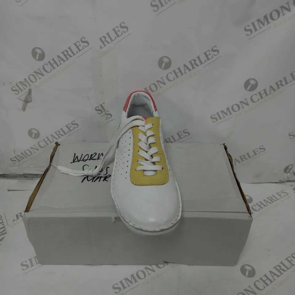 BOXED PAIR OF ADESSO EMILY LEATHER TRAINERS IN WHITE/MULTICOLOUR SIZE 8