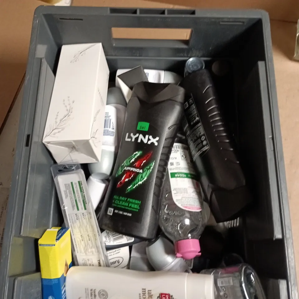 APPROXIMATEY 20 ASSORTED HEALTH AND BEAUTY PRODUCTS TO INCLUDE PECKSNIFFS LUXURY BATH SOAK, REDKEN AMINO MINT SHAMPOO, METHOD SIMPLY NURISH BODY WASH ETC