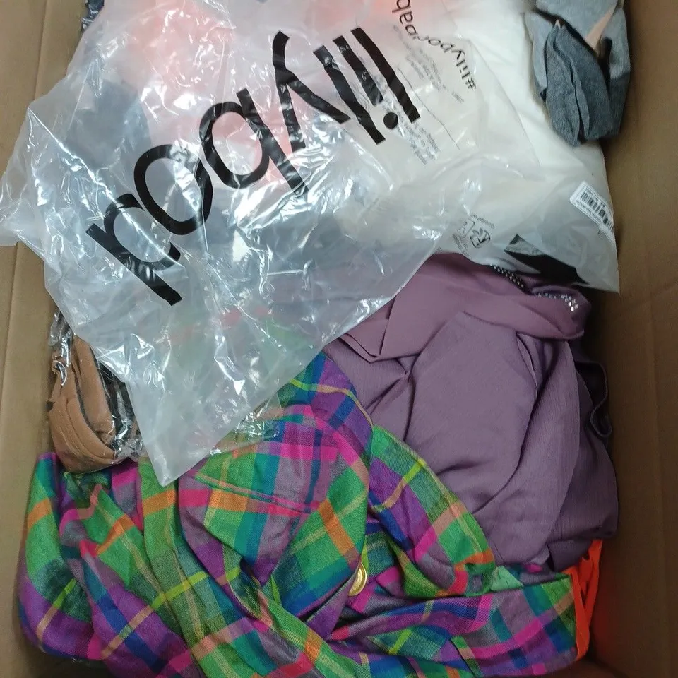BOX OF APPROXIMATELY 25 ASSORTED CLOTHING ITEMS TO INCUDE - SKIRT , SPORTS BRA , CAMI ETC