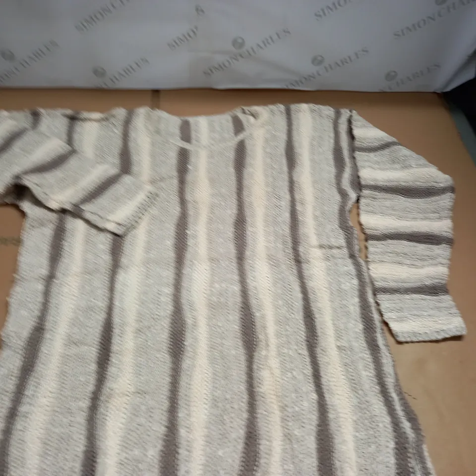 LOT OF APPROXIATELY 18 AS NEW TEXTURED KNIT STRIPED JUMPERS IN NATURAL - SIZE UNSPECIFIED