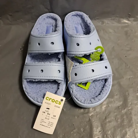 PAIR OF CROCS CLASSIC COZZY SANDAL IN BLUE SIZE UK 9