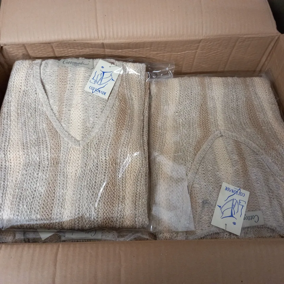 LOT OF APPROXIMATELY 12 COTTONADE TEXTURED KNIT V-NECK JUMPERS IN NATURAL - SIZE UNSPECIFIED