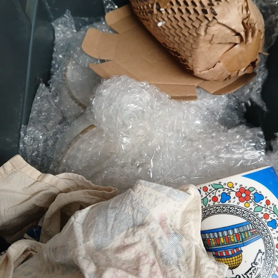 APPROXIMATELY 15 ASSORTED HOUSEHOLD PRODUCTS TO INCLUDE ASSORTED PLATES, CUPS AND MUGS 
