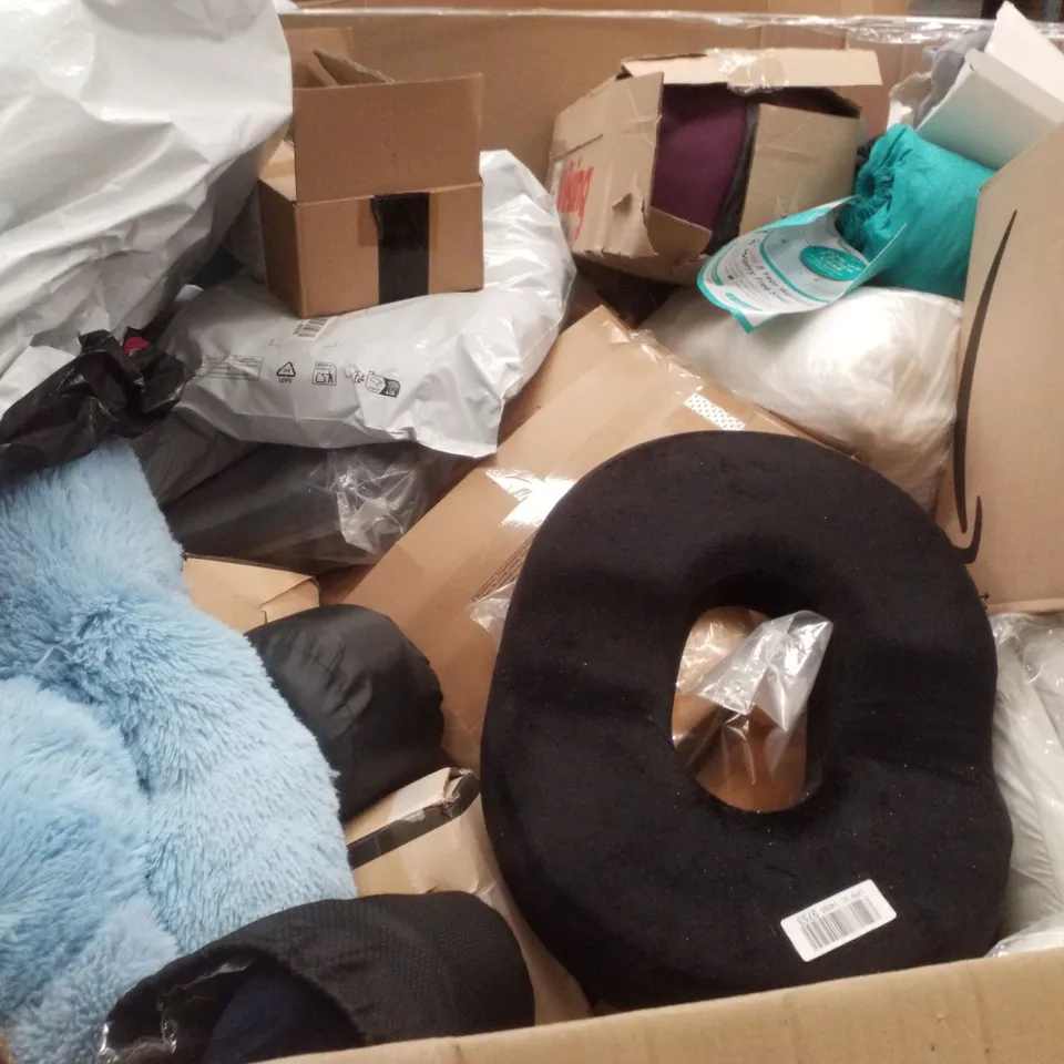 PALLET CONTAINING ASSORTED PILLOWS & CUSHIONS