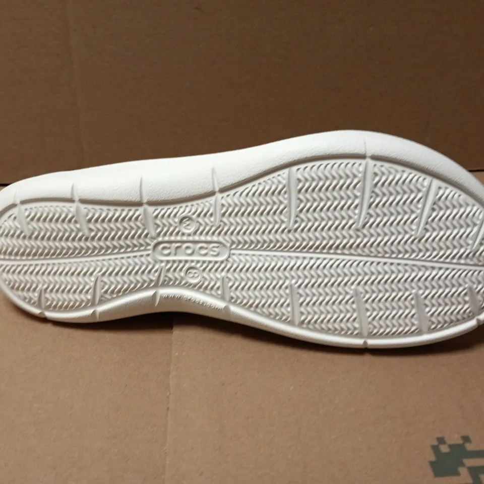 UNBOXED PAIR OF CROCS SWIFT SANDALS IN BLACK/WHITE - W8