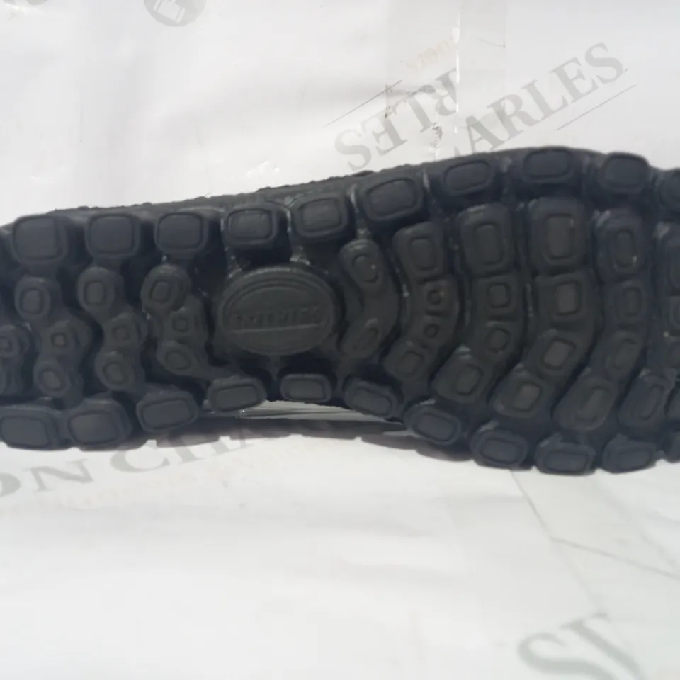 BOXED PAIR OF SKECHERS MEMORY FOAM SHOES IN BLACK UK SIZE 3.5
