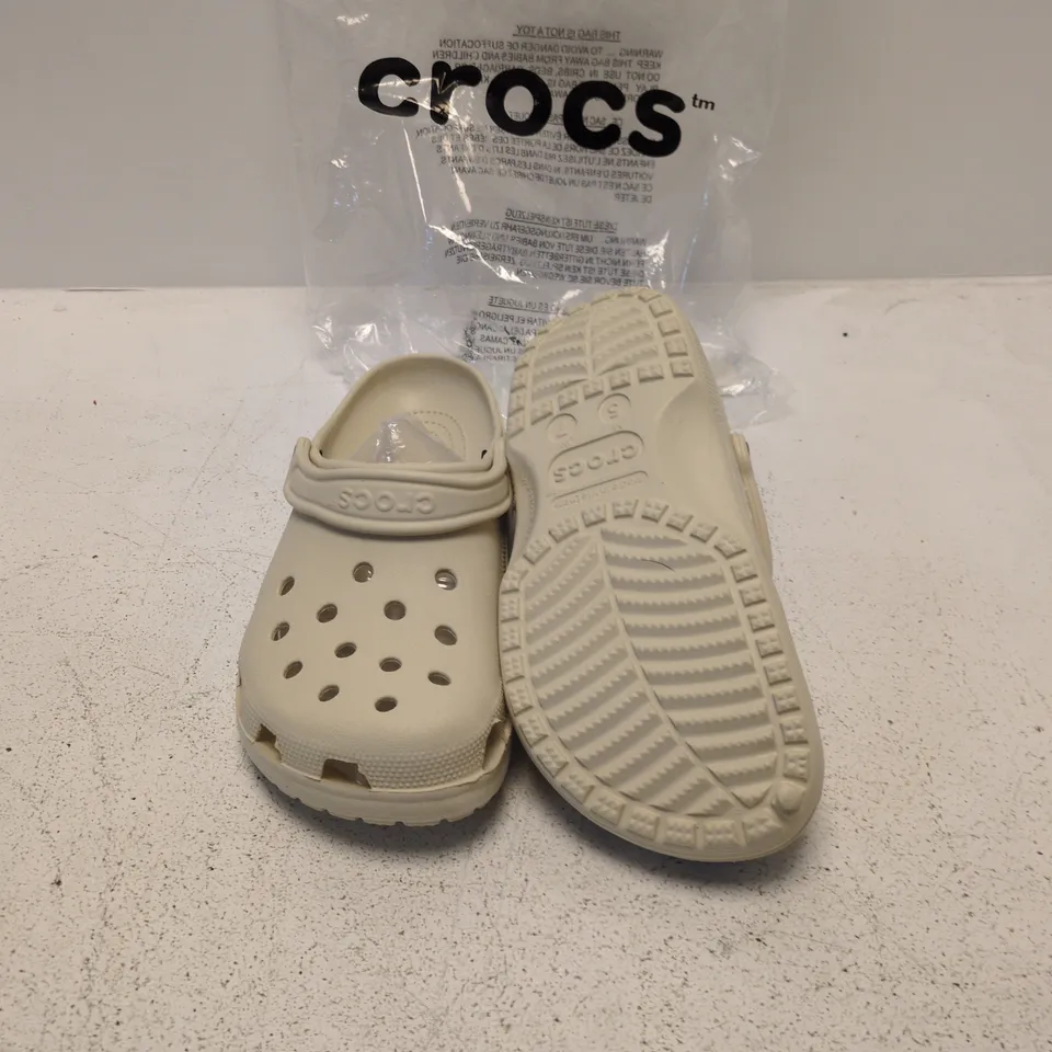 CROCS CLASSIC CLOGS – BEIGE, UK 6 (US MEN 7 / US WOMEN 5)