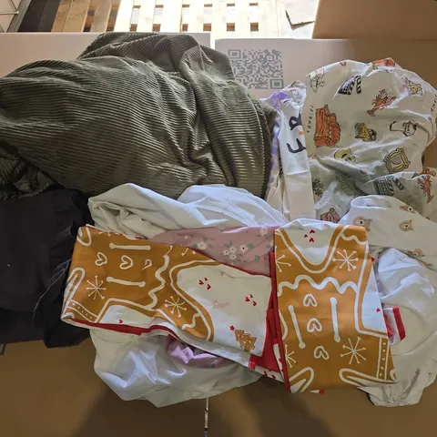 BOX OF APPROXIMATELY 10 ASSORTED BEDDING AND SOFT FURNISHING ITEMS TO INCLUDE - TABLE CLOTH - BEDDING - TOWELS ETC.