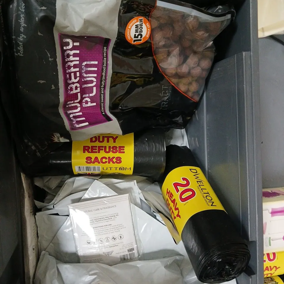 ASSORTED ITEM BOX INCLUDES BING BAGS, SHOE SOLE ACCESORIES AND BIRDFOOD ECT, APPROXIMATLEY 10 ITEMS