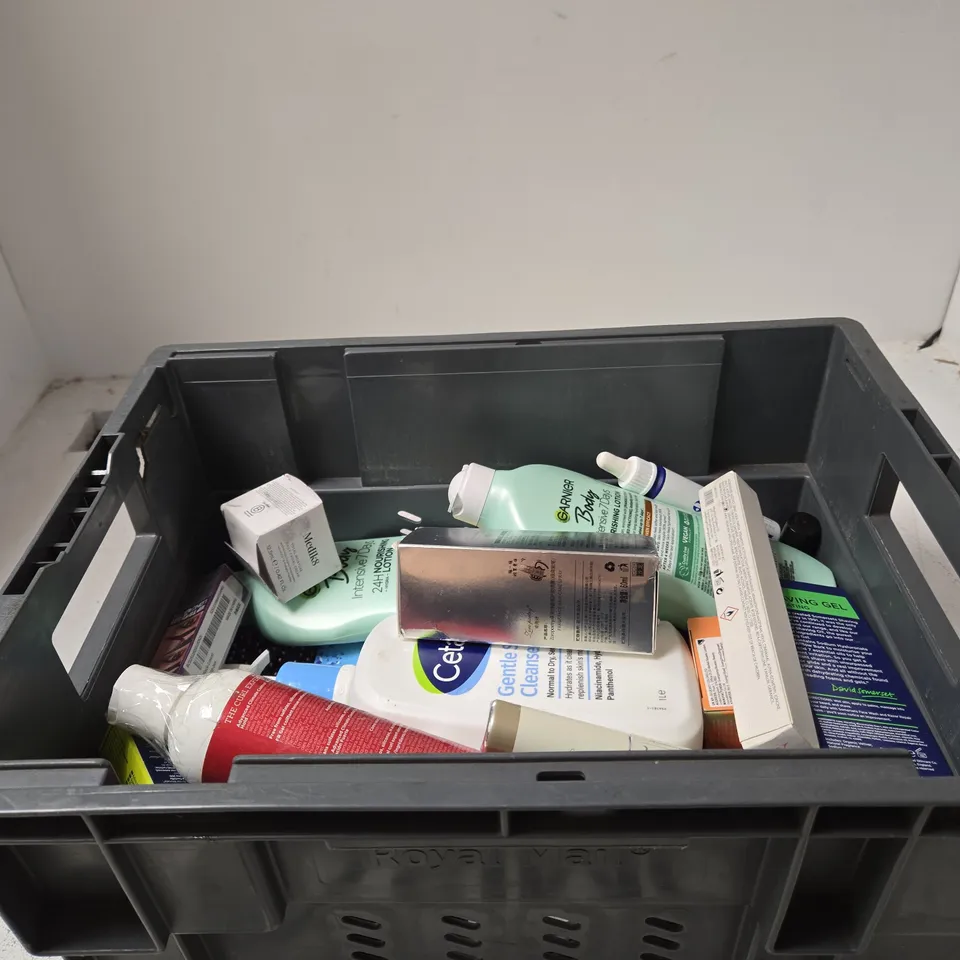TOTE OF APPROXIMATELY 10 ASSORTED BEAUTY PRODUCTS INCLUDING LOVE POETRY FRAGRANCE HAIR CARE SPRAY, OULAC BLUSH MONO FROST AND GARNIER NOURISHING LOTION