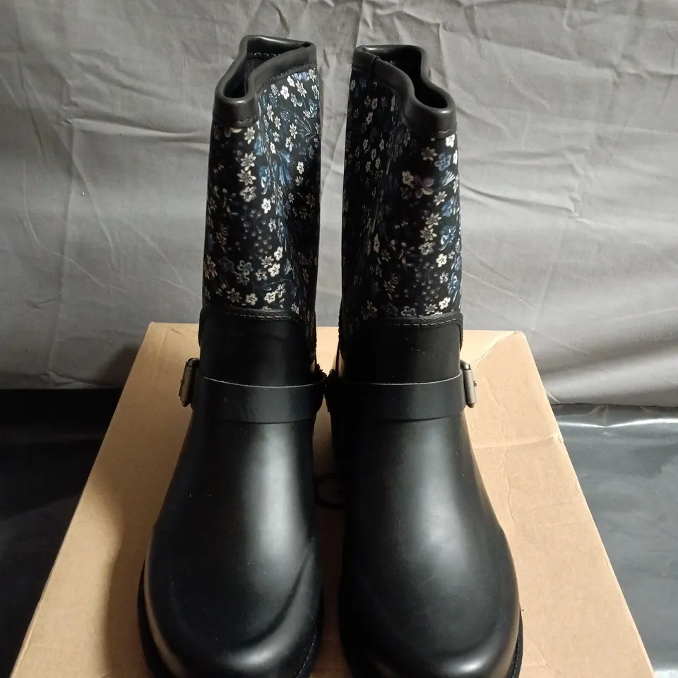 BOXED PAIR OF UGG SIVADA BOOTS - UK SIZE 5.5