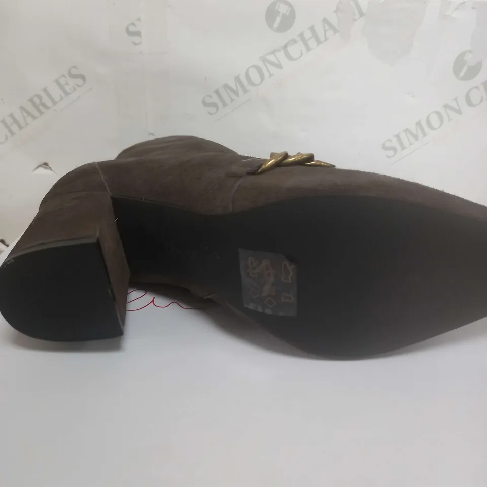 BEN DE LISI ANKLE BOOTS IN CHOCOLATE - SIZE 6