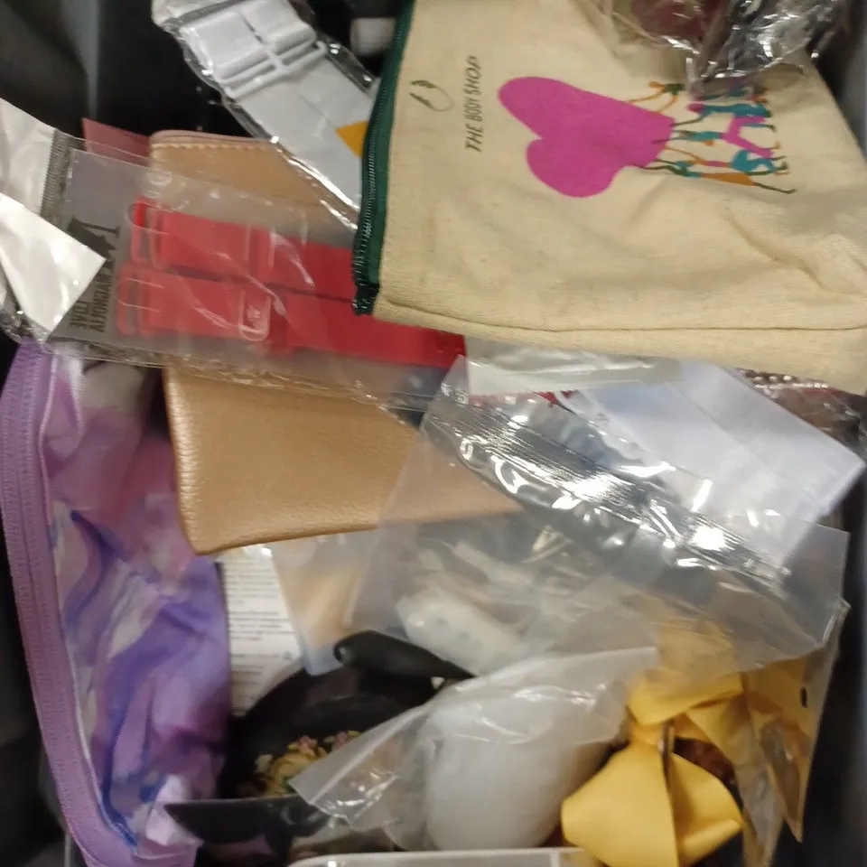 BOX OF APPROXIMATELY 20 ASSORTED HEALTH AND BEAUTY PRODUCTS TO INCLUDE REPLACEMENT RAZORS, ACNE PATCH NAIL CLIPPERS ETC 