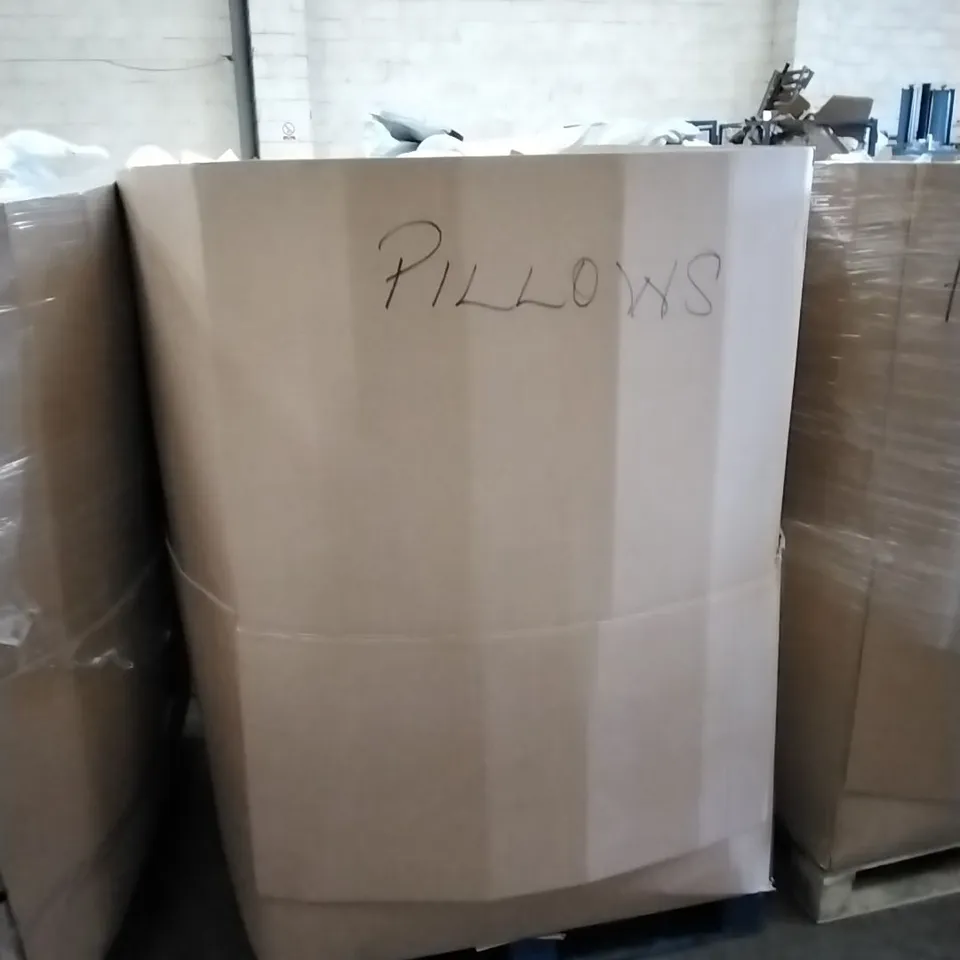 PALLET TO CONTAIN A LARGE ASSORTMENT OF PILLOWS AND CUSHIONS // BRANDS MAY VARY