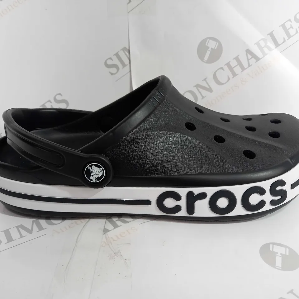 CROCS BAYABAND CLOG IN BACK & WHITE - EU 41-42