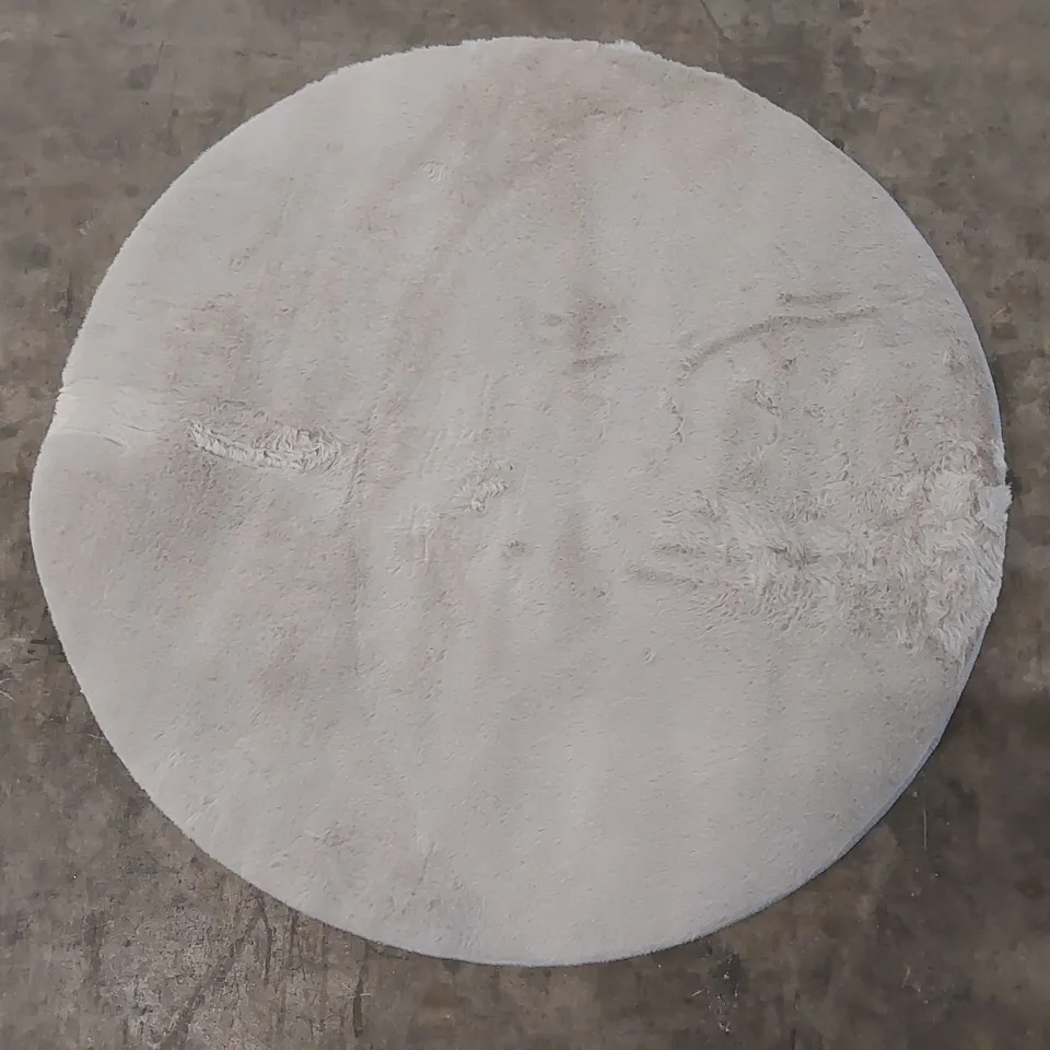 BRAND NEW BAGGED PACO HOME SOFT RUG - 80cm D