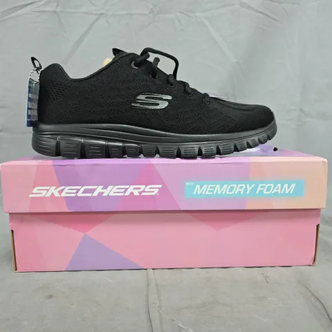 BOXED PAIR OF SKECHERS SHOES IN BLACK SIZE UK 7