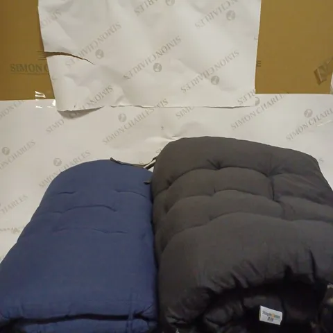 LOT OF 2 OUTDOOR CHAIR CUSHIONS
