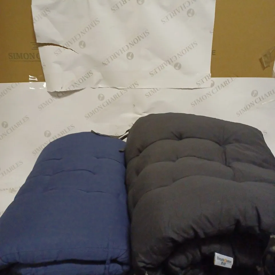 LOT OF 2 OUTDOOR CHAIR CUSHIONS 