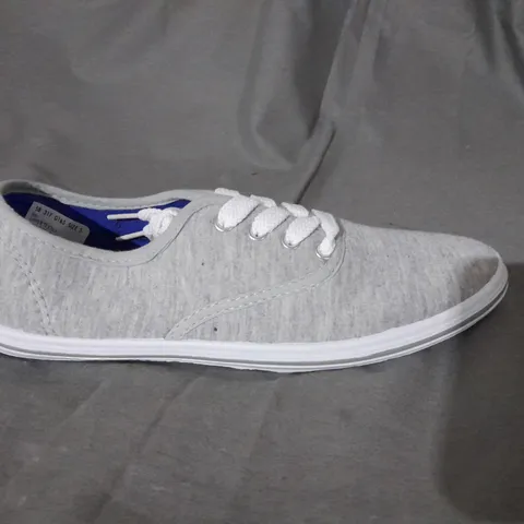 APPROXIMATELY 8 BAGGED PAIRS OF GREY PUMP STYLE SHOES TO INCLUDE SIZE 5