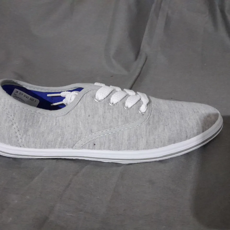 APPROXIMATELY 8 BAGGED PAIRS OF GREY PUMP STYLE SHOES TO INCLUDE SIZE 5