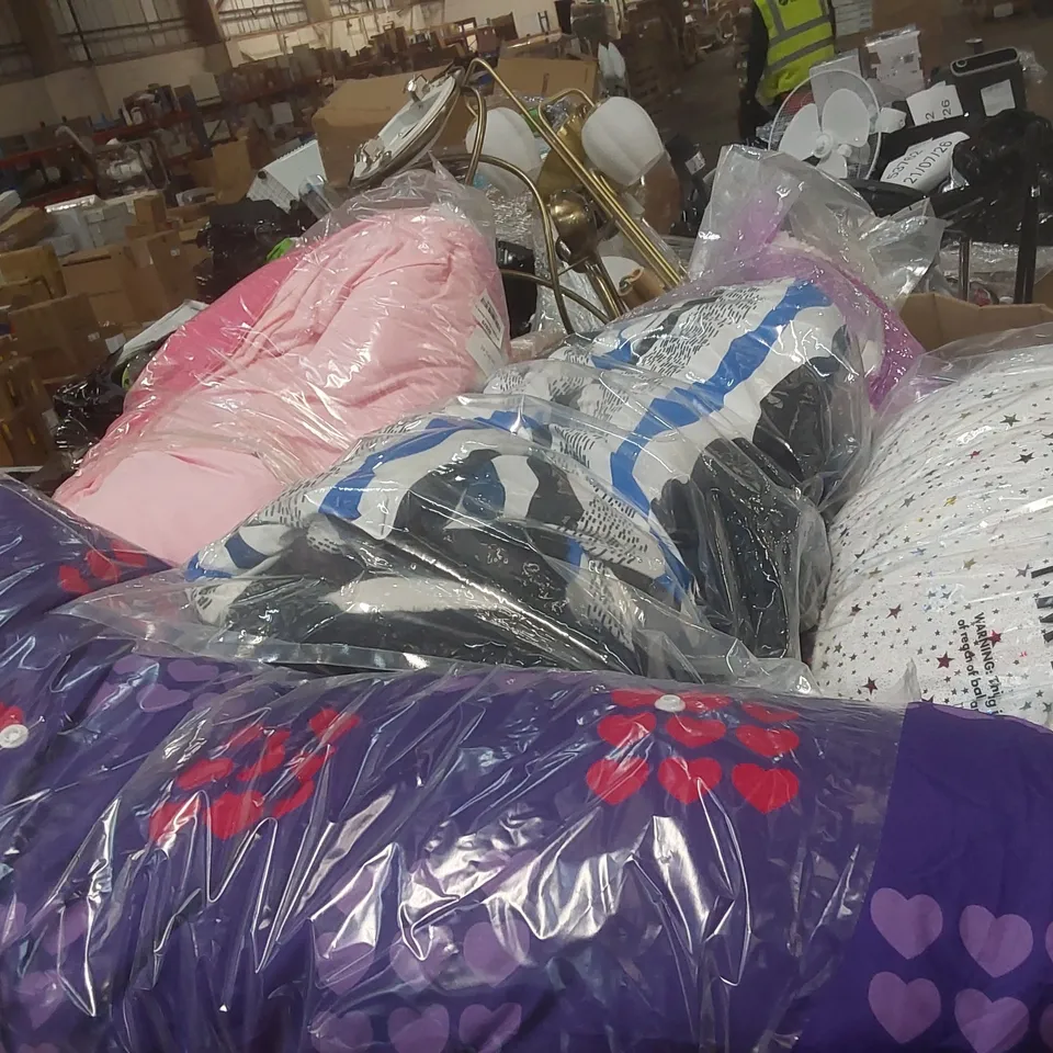 PALLET CONTAINING A VERY LARGE QUANTITY OF ASSORTED HAPPY NAPPERS KIDS SLEEPING BAGS