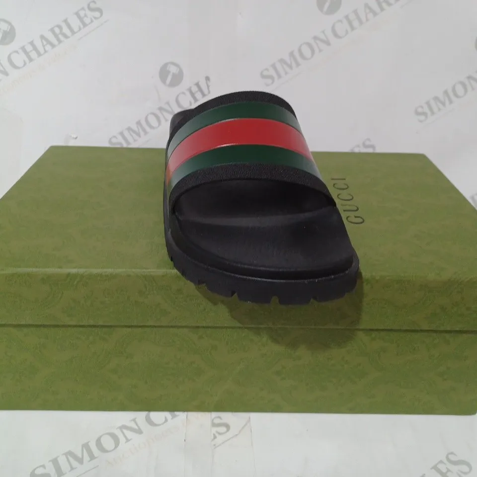 BOXED PAIR OF GUCCI PURSUIT TREK SLIDERS IN BLACK/GREEN/RED SIZE 7