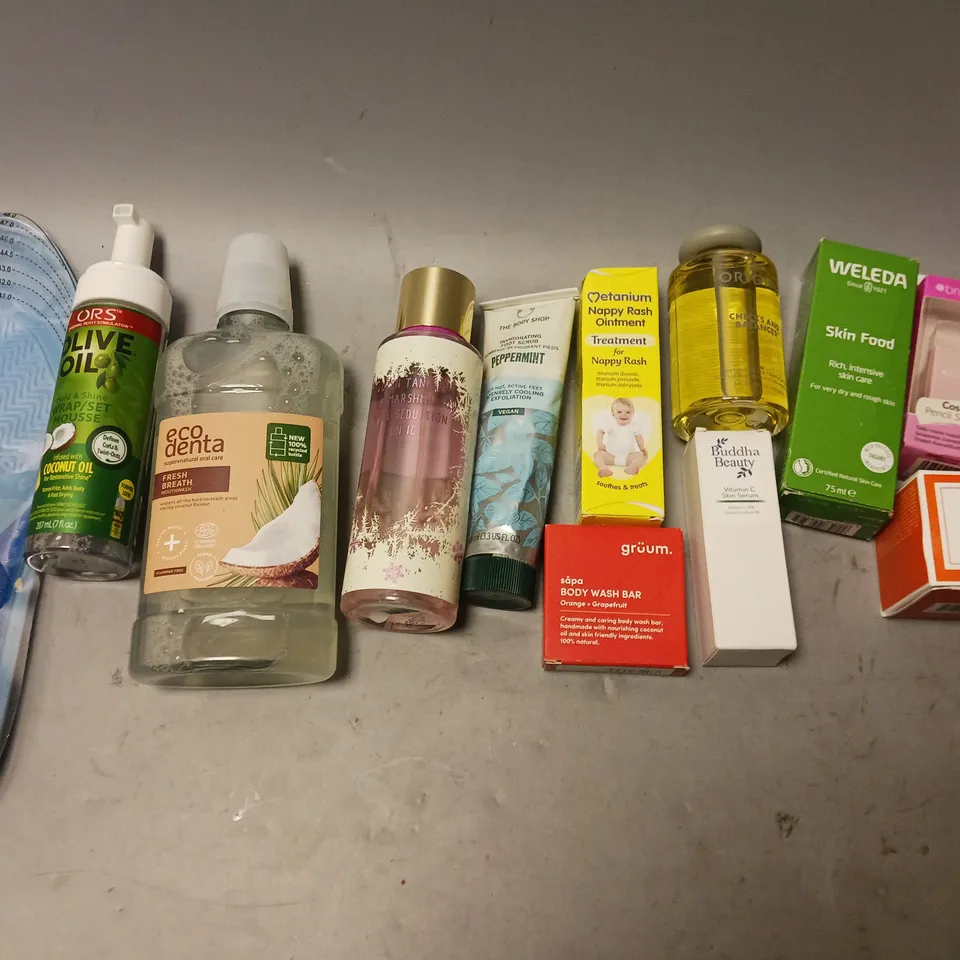 BOX OF APPROXIMATELY 15 COSMETIC ITEMS TO INCLUDE ECO DENTA FRESH BREATH, WELEDA SKIN FOOD, AND ORIGINS GINZING ETC. 