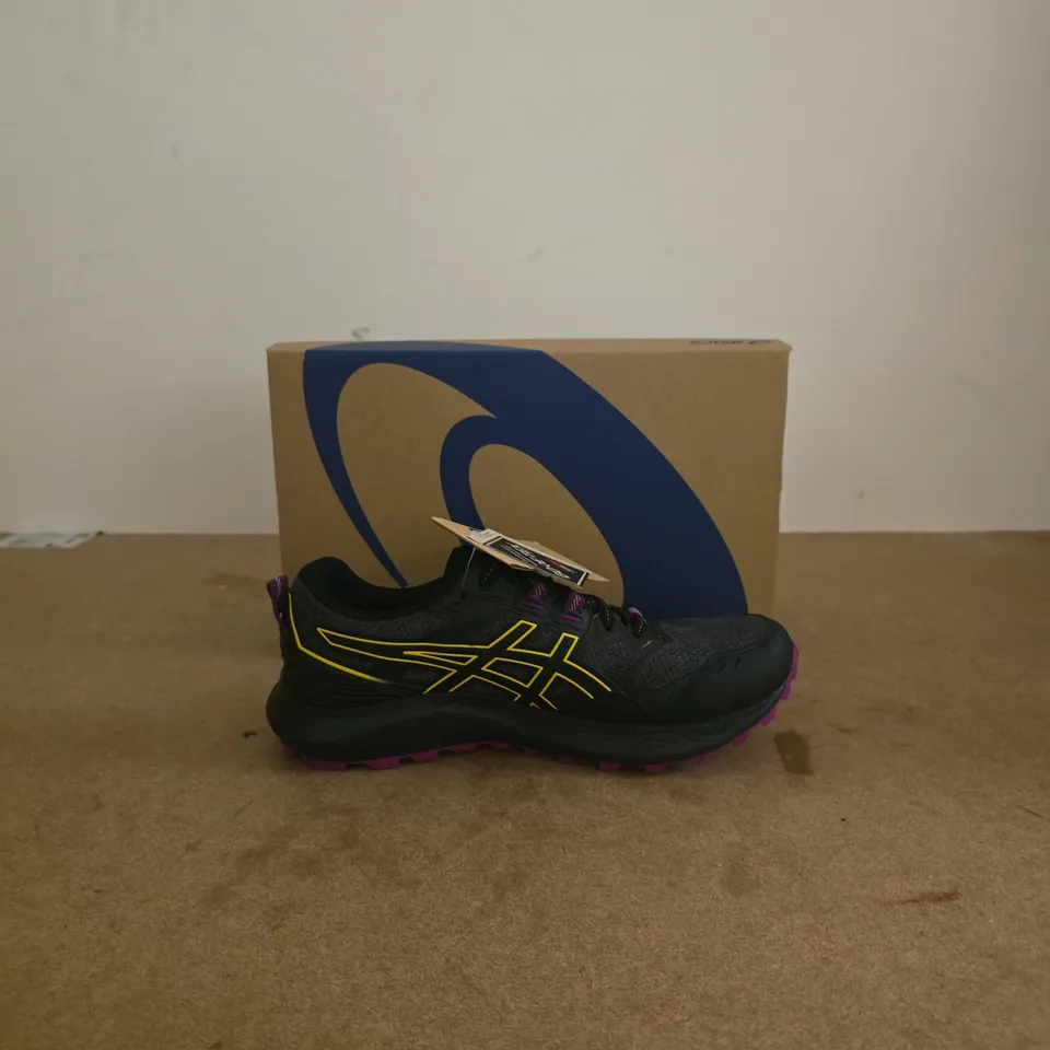 ASICS GORE-TEX RUNNING SHOE – BLACK WITH YELLOW BRANDING, PURPLE OUTSOLE, SIZE UK 6