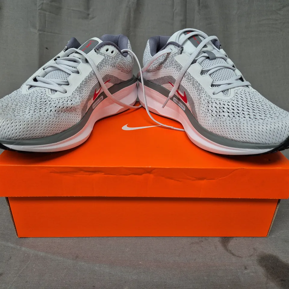 BOXED PAIR OF NIKE AIR WINFLO 11 SHOES IN GREY/RED UK SIZE 9