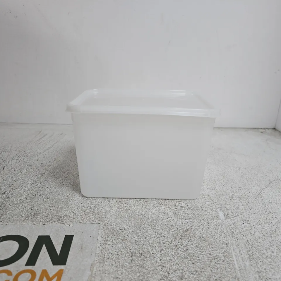 BOX OF APPROXIMATELY 30 PLASTIC STORAGE TUBS WITH LIDS