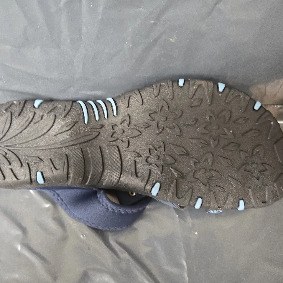 UNBOXED PAIR OF MOUNTAIN WAREHOUSE MARBELLA WOMENS SNDALS IN NAVY/GREY - UK 5