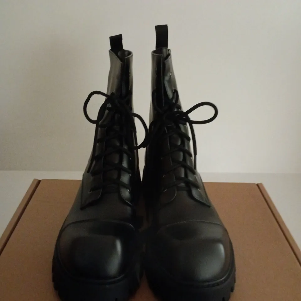 BOXED PAIR OF KOI GIMLI BLACK SQUARE TOE LACE UP BOOTS - SIZE 9