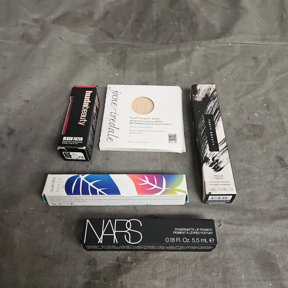 LOT OF APPROX 5 ASSORTED COSMETIC PRODUCTS TO INCLUDE - NARS POWERMATTE LIP PIGMENT IN 611 - HUDA BEAUTY LIQUID BLUSH IN INSTENSE GUAVA - FENTY BEAUTY VOLUMIZING MASCARA - ETC