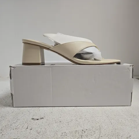 BOXED PAIR OF ALDO TOE-POST BLOCK HEEL SANDALS IN CREAM SIZE 8