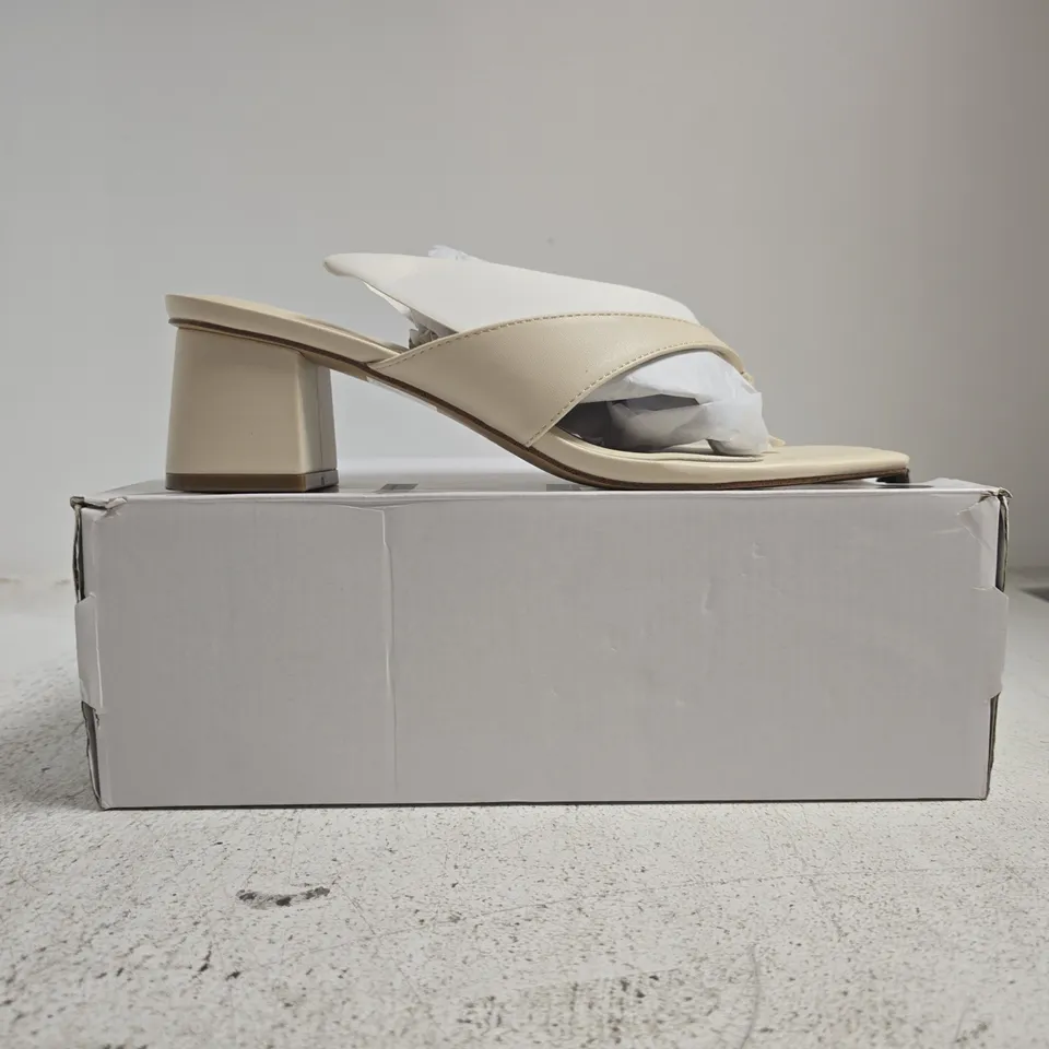 BOXED PAIR OF ALDO TOE-POST BLOCK HEEL SANDALS IN CREAM SIZE 8