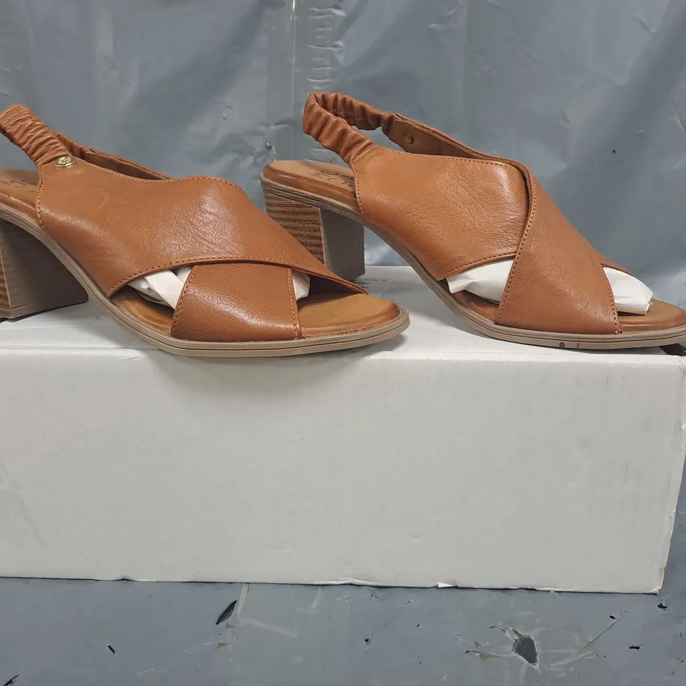 BOXED PAIR OF MODA IN PELLE LASANDRA HEELED SANDALS IN TAN SIZE 7