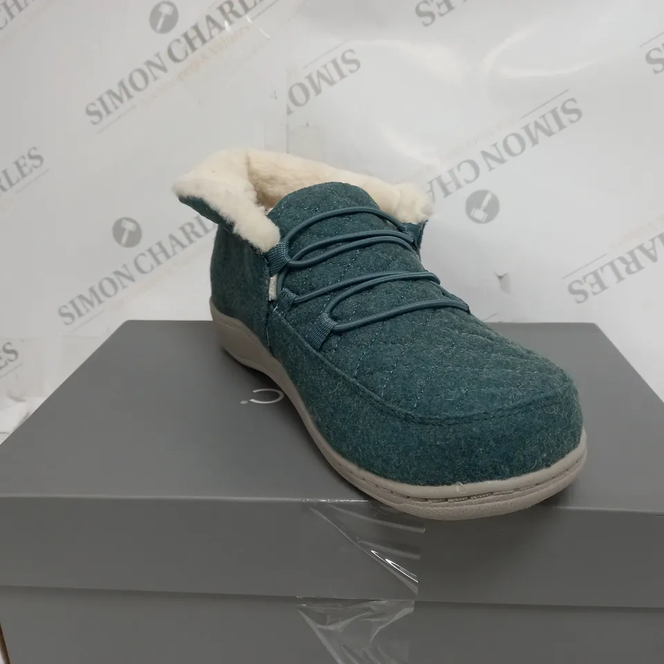 BOXED PAIR OF VIONIC BELIEVE SLIPPERS IN MINERAL SIZE 5