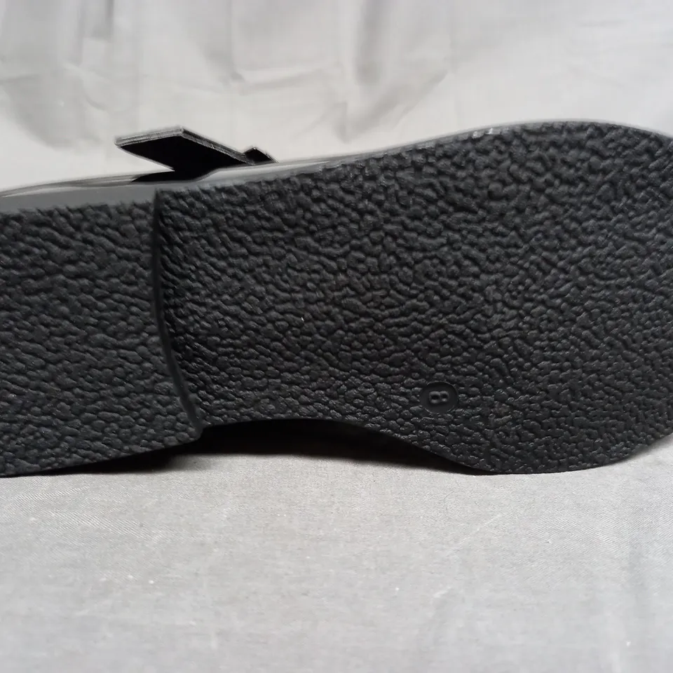 BOX OF APPROXIMATELY 10 LILLEY SHOES IN BLACK. - VARIOUS SIZES