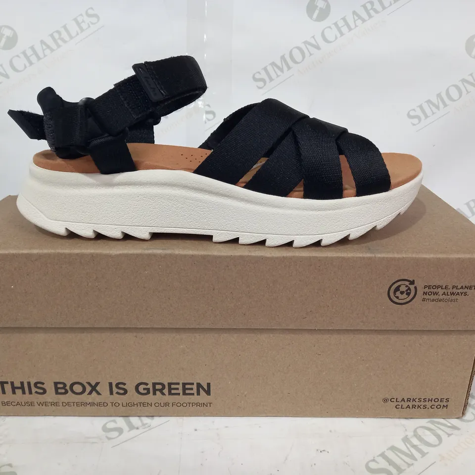 BOXED PAIR OF CLARKS DASHLITE CROSS OPEN TOE SANDALS IN BLACK UK SIZE 5.5
