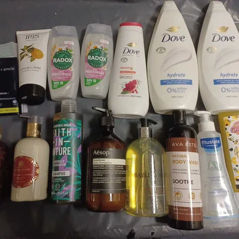 LOT OF APPROXIMATELY 25 ASSORTED HEALTH AND BEAUTY ITEMS TO INCLUDE DOVE BODY WASH, MOLTON BROWN FESTIVE BAUBLES AND FAITH IN NATURE SHAMPOO