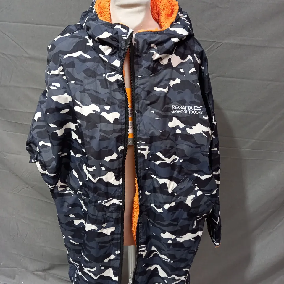 REGATTA CAMO WATERPROOF ROBE - 9-13 YEARS