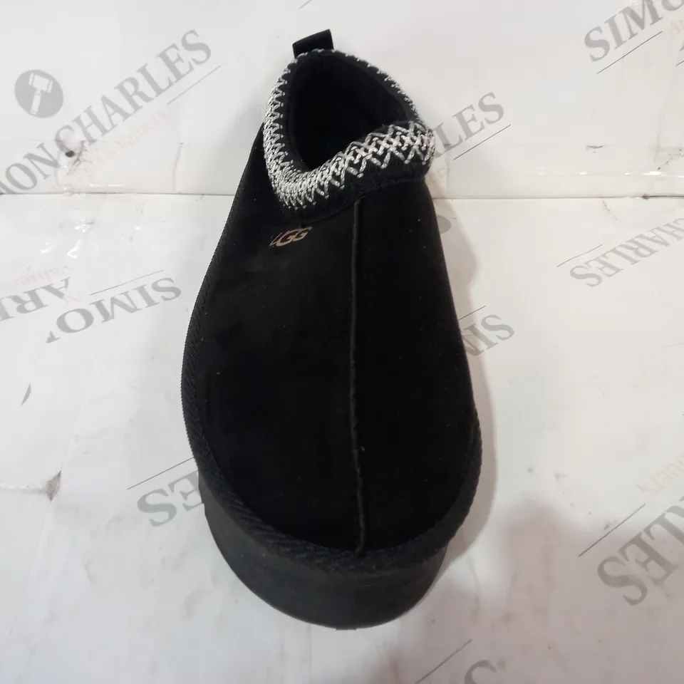 BOXED PAIR OF UGG SHOES IN BLACK EU SIZE 39