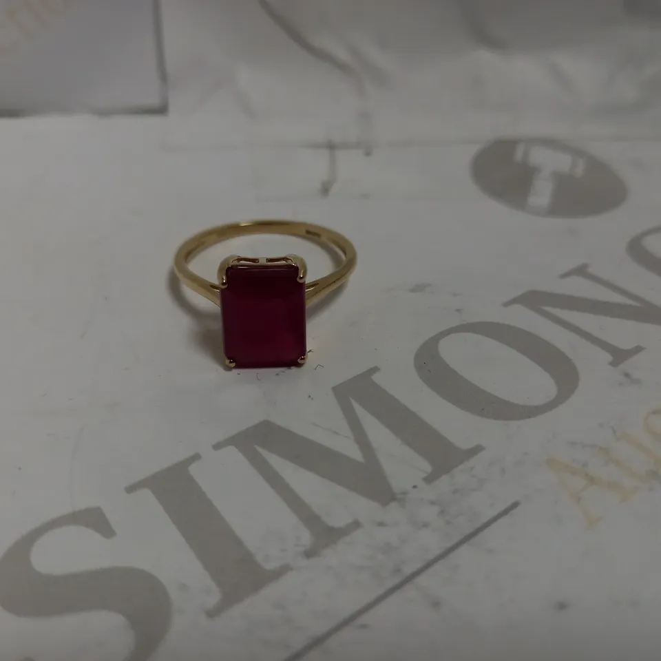 GOLD EFFECT BAND RING WITH RED STONE - SIZE T