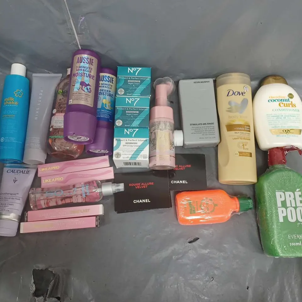 BOX OF APPROXIMATELY 12 ASSORTED COSMETIC ITEMS TO INCLUDE- PLOUISE CLEANSER- AUSSIE DEEP TREATMENT- KEVIN MURPHY CONDITIONER